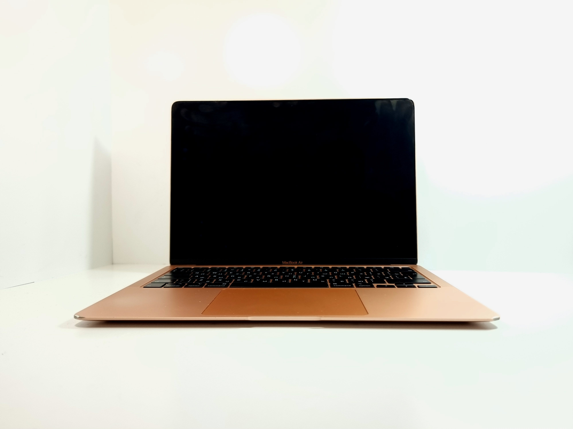 MacBook Air 13", 2020, MWTL2RU/A, Dual Core i3 1,1Ггц/8Гб/256Гб SSD/Touch ID, без коробки / 52 цикла / полосы на дисплее, Золотой - Б/У
